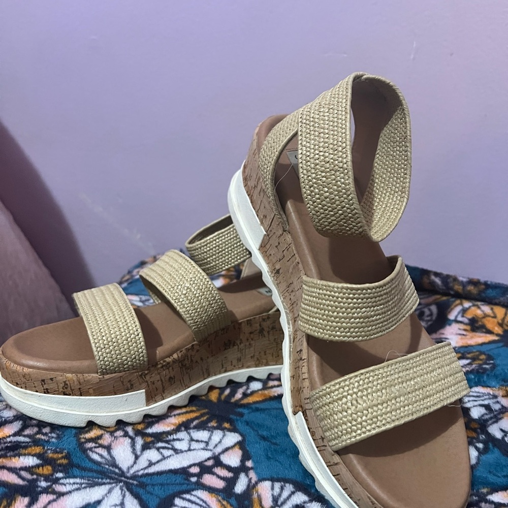 Steve Madden Tan Sandals with Sporty Design and Comfort Sole